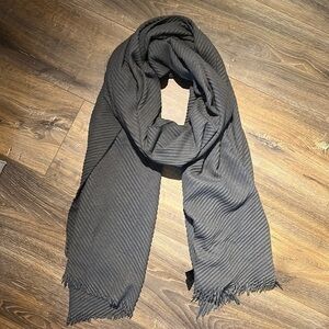 Francesca’s Gray Ribbed Blanket Scarf​​​​​​​​​​​​​​​​